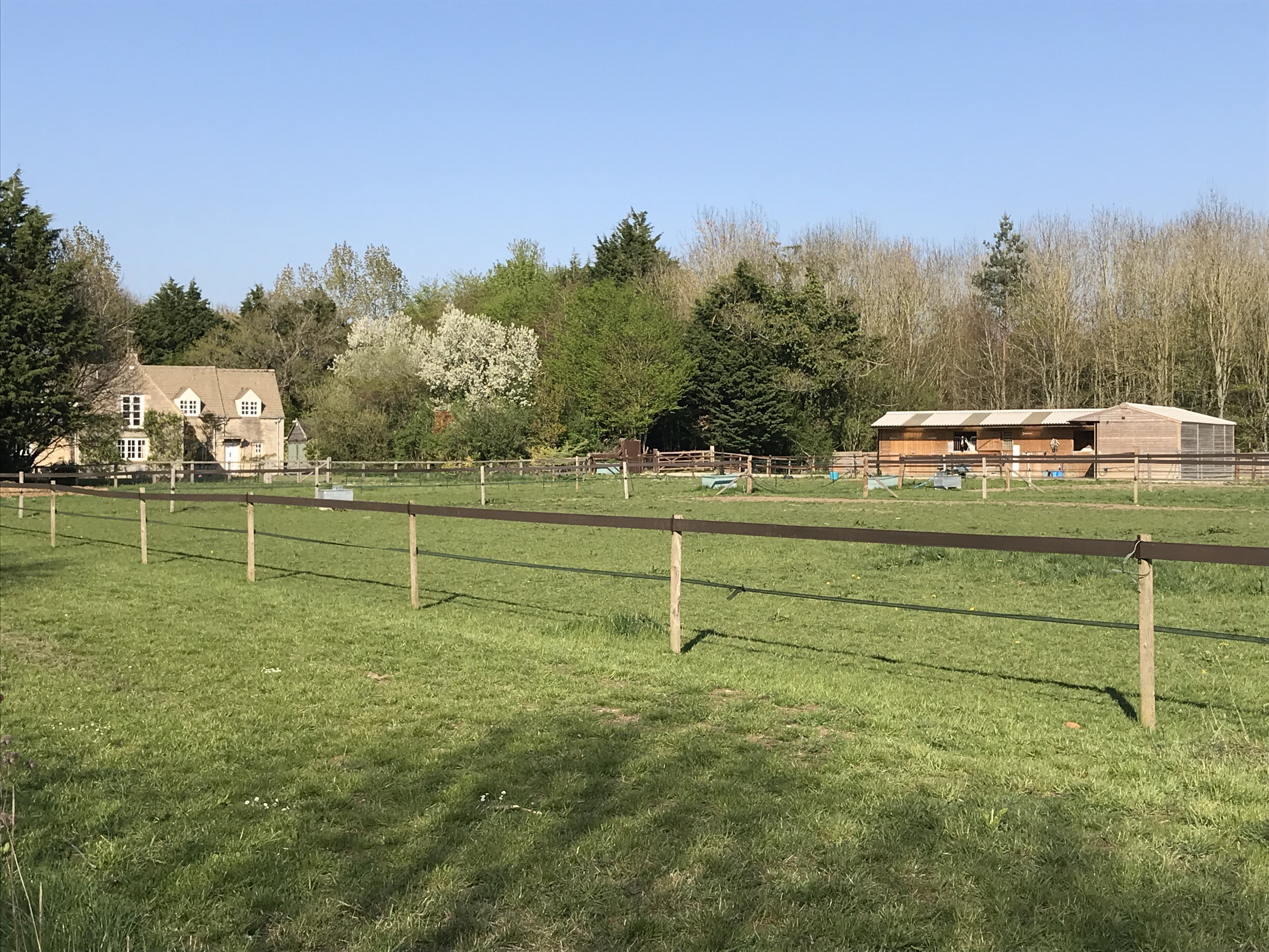 Three bedroom house with stables and grazing between Lechlade and Burford available